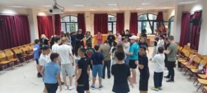 ΕΠΙΣΚΕΨΗ ΚΑΙ ΔΙΔΑΣΚΑΛΙΑ ΠΑΡΑΔΟΣΙΑΚΩΝ ΧΟΡΩΝ ΣΕ ΜΑΘΗΤΕΣ ΤΟΥ ΠΡΟΓΡΑΜΜΑΤΟΣ ERASMUS ΑΠΟ ΤΟΝ ΟΡΦΕΑ ΛΕΥΚΑΔΑΣ