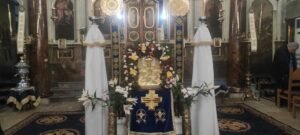 Εψάλη ο Μέγας Πανηγυρικός Εσπερινός ,προς τιμήν της Παναγίας της Ελευθερώτριας,στον Ιερό Μητροπολιτικό Ναό της Ευαγγελίστριας στην πόλη της Λευκάδος,προεξάρχοντος του Ιερομονάχου ,π.Ιωαννικιου και συλλειτουργούντος&nbsp; του Ιεροδιακονου,π.Παναγιωτη,το απόγευμα της Τρίτης,27 Οκτωβρίου 2026, παραμονής της ηρωικής επετείου της 28ης Οκτωβρίου του 1940.Συμφωνα με μαρτυρίες Ιταλών και Γερμανών Στρατηγών,πολλές φορές είχαν δει την Παναγια,κατά την διάρκεια του&nbsp; πολέμου,να παρεμβαίνει ολοζώντανη μπροστά τους και να βοηθάει τους συμπατριώτες μας που πολεμούσαν για την ελευθερία της πατρίδος μας.