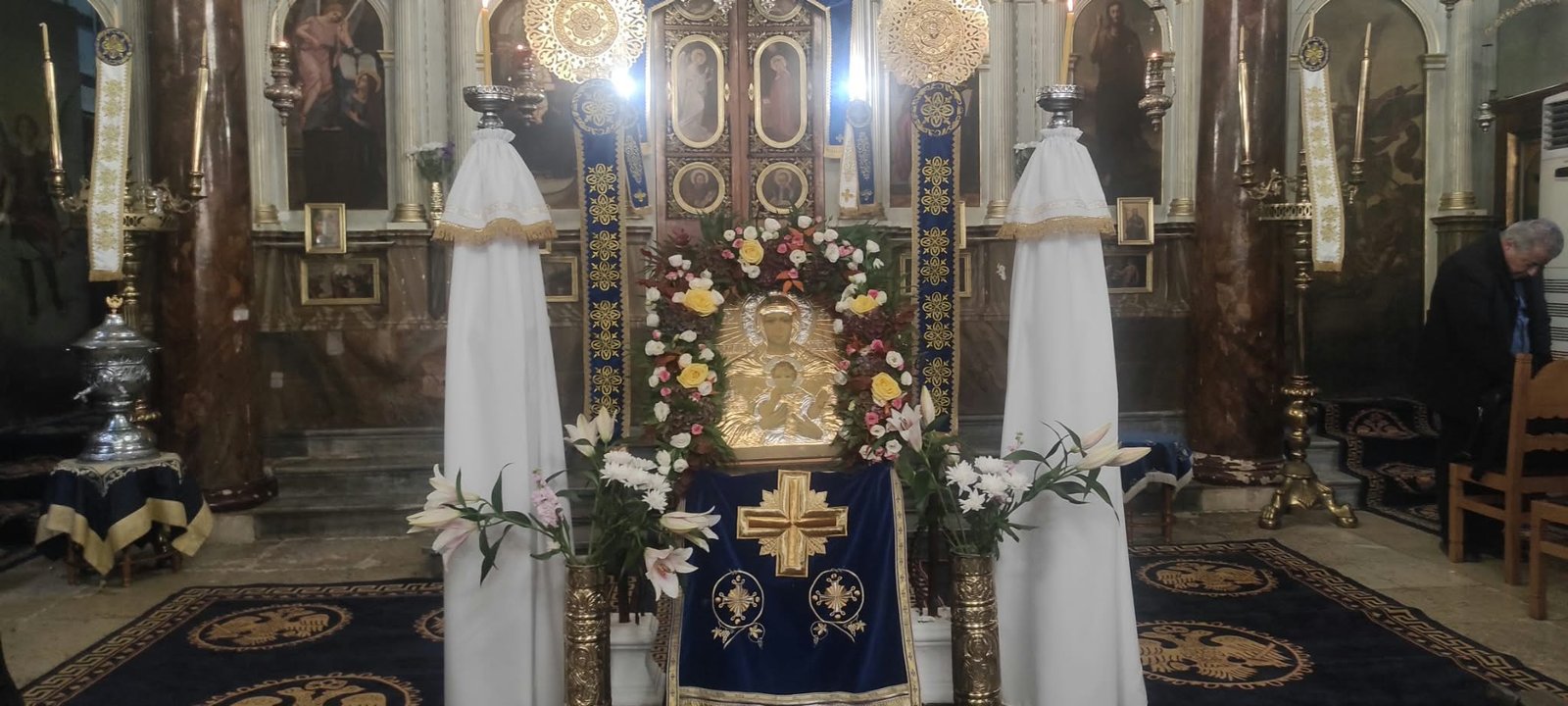 Εψάλη ο Μέγας Πανηγυρικός Εσπερινός ,προς τιμήν της Παναγίας της Ελευθερώτριας,στον Ιερό Μητροπολιτικό Ναό της Ευαγγελίστριας στην πόλη της Λευκάδος,προεξάρχοντος του Ιερομονάχου ,π.Ιωαννικιου και συλλειτουργούντος&nbsp; του Ιεροδιακονου,π.Παναγιωτη,το απόγευμα της Τρίτης,27 Οκτωβρίου 2026, παραμονής της ηρωικής επετείου της 28ης Οκτωβρίου του 1940.Συμφωνα με μαρτυρίες Ιταλών και Γερμανών Στρατηγών,πολλές φορές είχαν δει την Παναγια,κατά την διάρκεια του&nbsp; πολέμου,να παρεμβαίνει ολοζώντανη μπροστά τους και να βοηθάει τους συμπατριώτες μας που πολεμούσαν για την ελευθερία της πατρίδος μας.