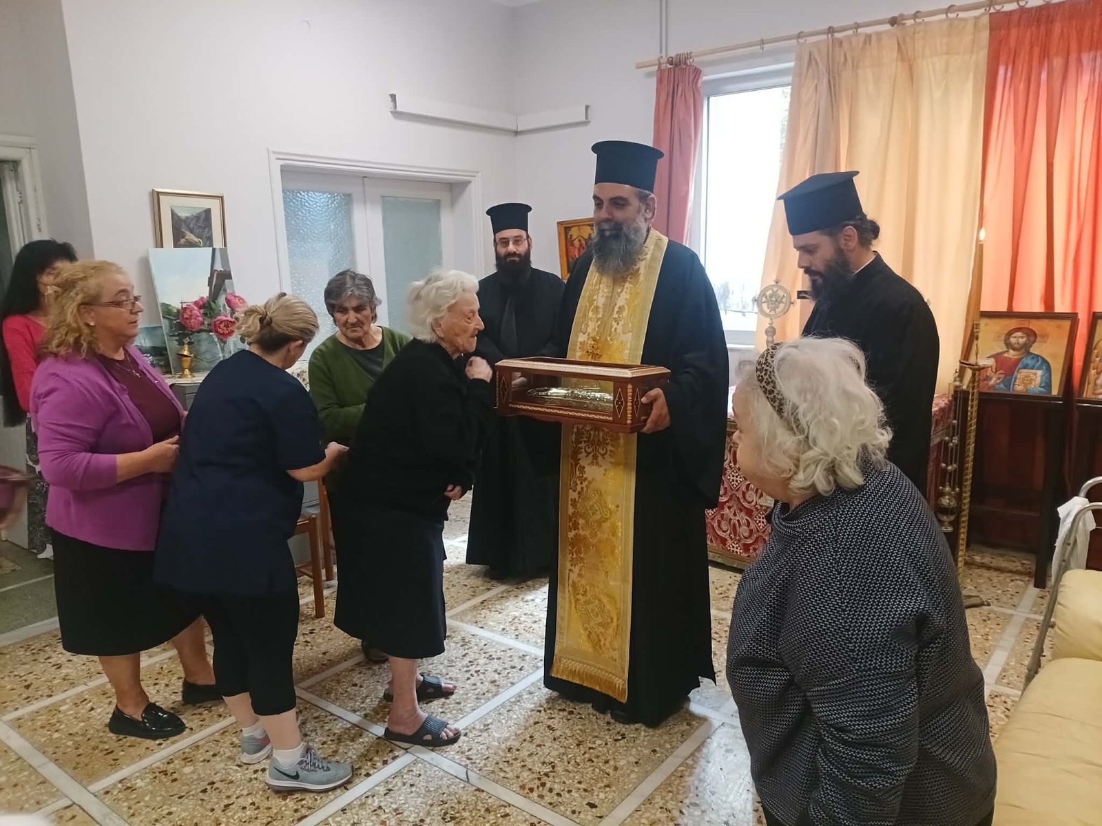 Προσκύνηση τμήματος της χείρας του Αγίου Νεκταριου από τους τρόφιμους και τους ασθενείς των Ιδρυμάτων της πόλεως μας